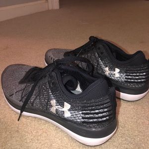 grey under armour tennis shoes